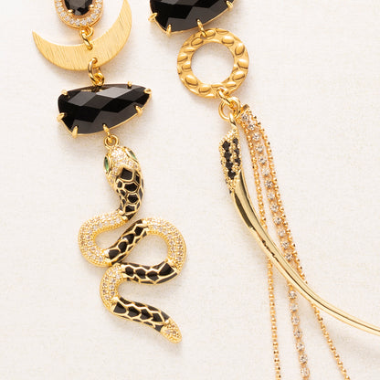 Asymmetrische statement oorbellen Midnight Temptation, zwart en goudkleurig met slang en hoorn