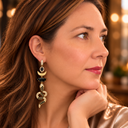 Asymmetrische statement oorbellen Midnight Temptation, zwart en goudkleurig met slang en hoorn