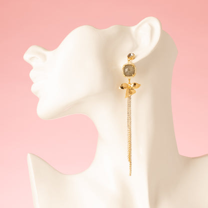 Voeg een subtiel en verfijnd accent toe met de Aurora Bloom asymmetrische oorbellen. De oorbellen hebben een fonkelende Swarovski oorsteker, een gouden bloem, sprankelende zirkonia cirkels en een prachtige spectrolite edelsteen die een zacht kleurenspel laat zien bij iedere beweging. Het asymmetrische ontwerp geeft een speels, elegant karakter en maakt deze oorbellen perfect voor een etentje, een speciale gelegenheid of om je dagelijkse look een verfijnde touch te geven.
