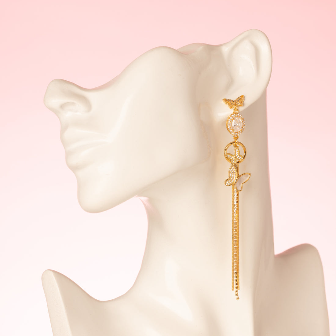 Laat je betoveren door Delicate Wings – een paar asymmetrische statement oorbellen waarin elegantie en lef samenkomen. Beide oorstekers zijn vormgegeven als verfijnde vlinders, rijk bezet met glinsterende zirkonia’s en parelmoer accenten. Aan de ene oorbel zweven twee vlinders sierlijk onder elkaar, aan de andere één vlinder – een subtiel spel van balans en asymmetrie.