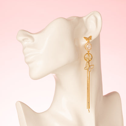 Laat je betoveren door Delicate Wings – een paar asymmetrische statement oorbellen waarin elegantie en lef samenkomen. Beide oorstekers zijn vormgegeven als verfijnde vlinders, rijk bezet met glinsterende zirkonia’s en parelmoer accenten. Aan de ene oorbel zweven twee vlinders sierlijk onder elkaar, aan de andere één vlinder – een subtiel spel van balans en asymmetrie.