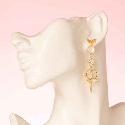 Laat je betoveren door Delicate Wings – een paar asymmetrische statement oorbellen waarin elegantie en lef samenkomen. Beide oorstekers zijn vormgegeven als verfijnde vlinders, rijk bezet met glinsterende zirkonia’s en parelmoer accenten. Aan de ene oorbel zweven twee vlinders sierlijk onder elkaar, aan de andere één vlinder – een subtiel spel van balans en asymmetrie.