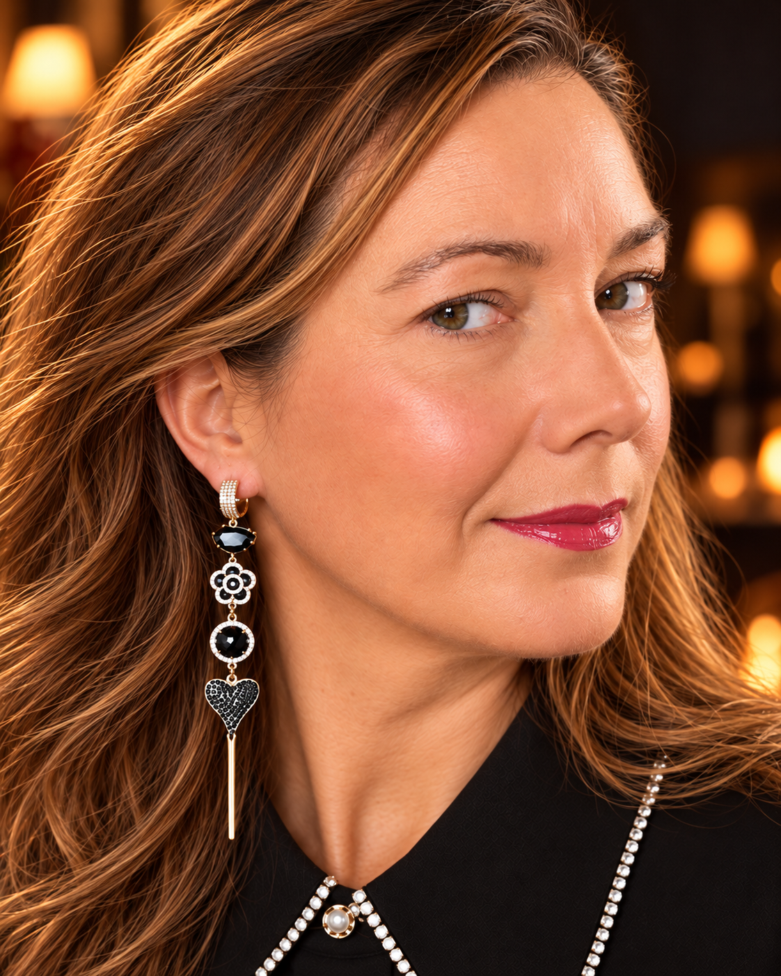 Asymmetrische statement oorbellen goud met zwart zirkonia hart en vlinder – Midnight Butterfly