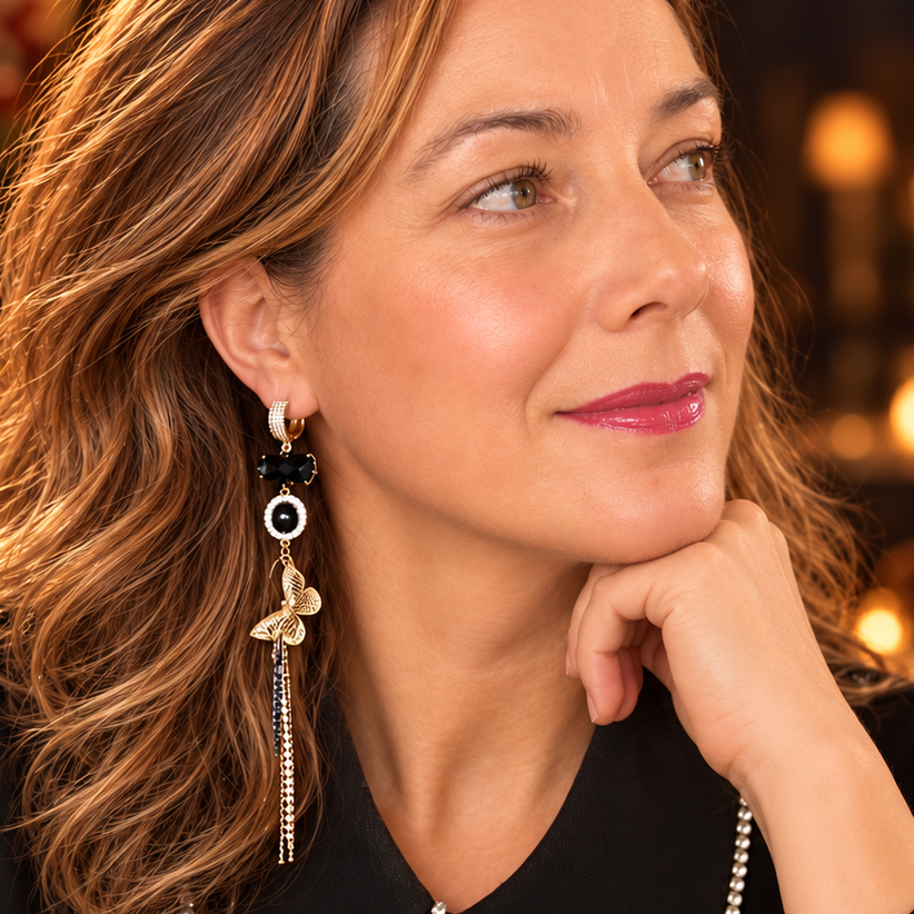 Asymmetrische statement oorbellen goud met zwart zirkonia hart en vlinder – Midnight Butterfly