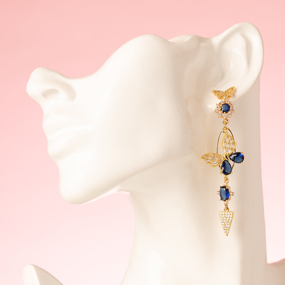 18kt Gold Plated Asymmetrisch Vlinder oorbellen zikroia. Met 2 blauwe zirkonia vlinders 