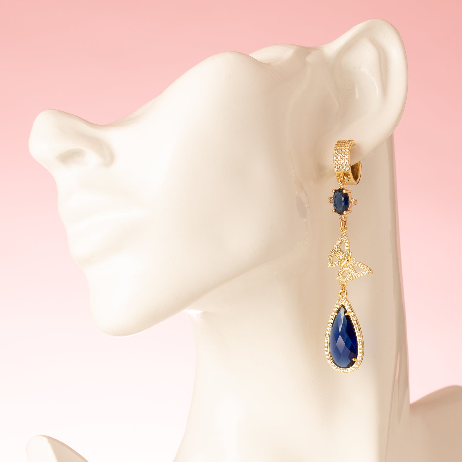 Blue Mirage zijn asymmetrische statement oorbellen voor de vrouw die durft op te vallen. Ze combineren zirkonia oorringen met diepblauwe en transparante vlinderaccenten, aangevuld met sprankelende blauwe zirkoniastenen. Het verrassende, asymmetrische ontwerp vangt het licht bij iedere beweging en onthult steeds nieuwe schitteringen.

De rijke, diepe blauwe tint geeft deze oorbellen een elegante, chique uitstraling. Perfect voor wie van verfijnde details houdt.