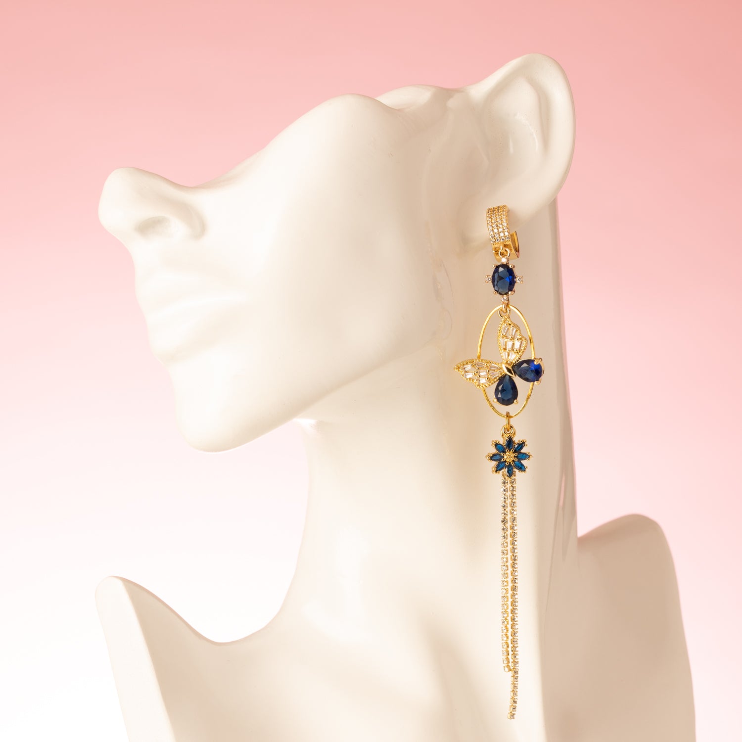 Blue Mirage zijn asymmetrische statement oorbellen voor de vrouw die durft op te vallen. Ze combineren zirkonia oorringen met diepblauwe en transparante vlinderaccenten, aangevuld met sprankelende blauwe zirkoniastenen. Het verrassende, asymmetrische ontwerp vangt het licht bij iedere beweging en onthult steeds nieuwe schitteringen.

De rijke, diepe blauwe tint geeft deze oorbellen een elegante, chique uitstraling. Perfect voor wie van verfijnde details houdt.