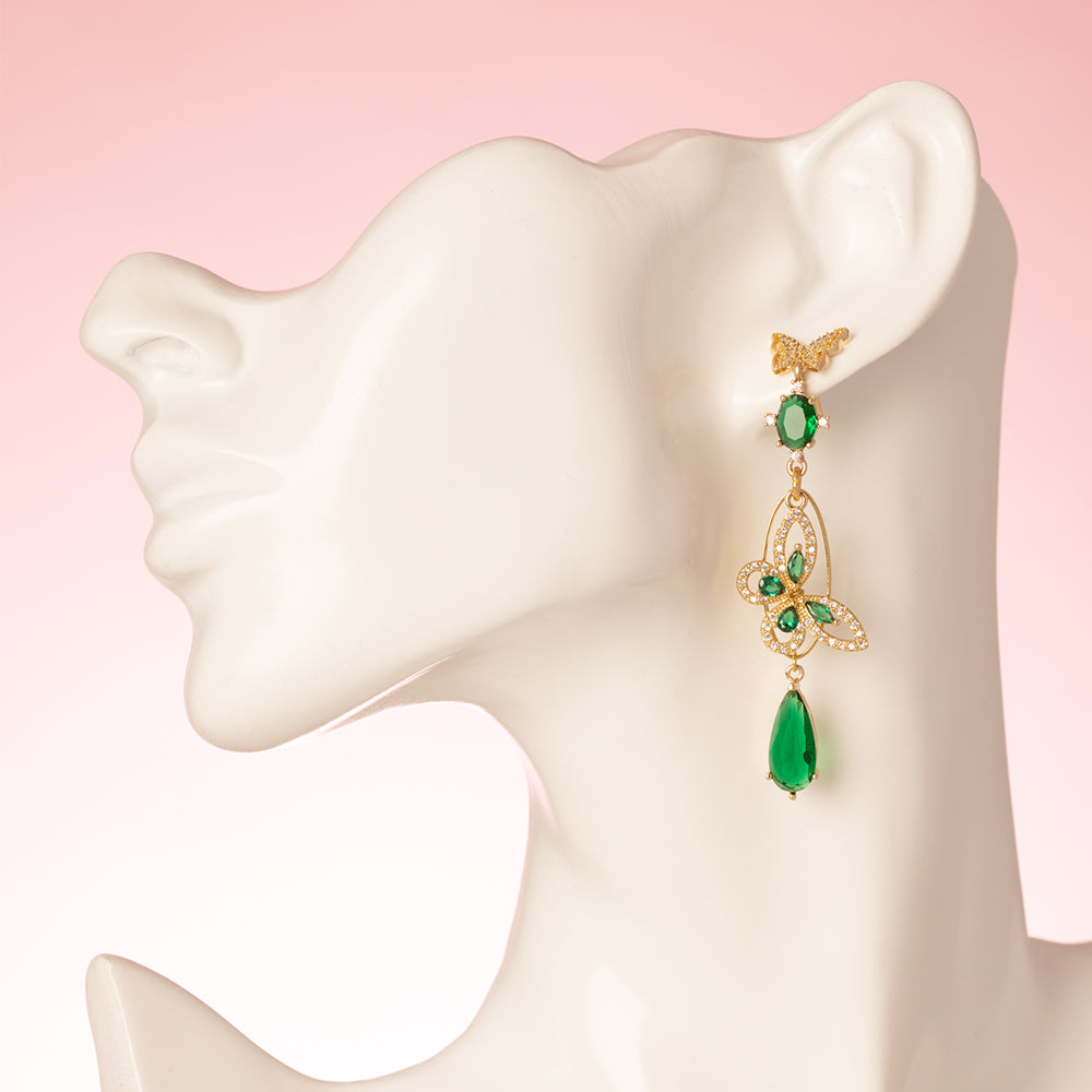 Asymmetrische Statement Oorbellen met zirkonia vlinder stekers. Diverse groen zirkonia en crystal glas stenen. En een groen vlinder