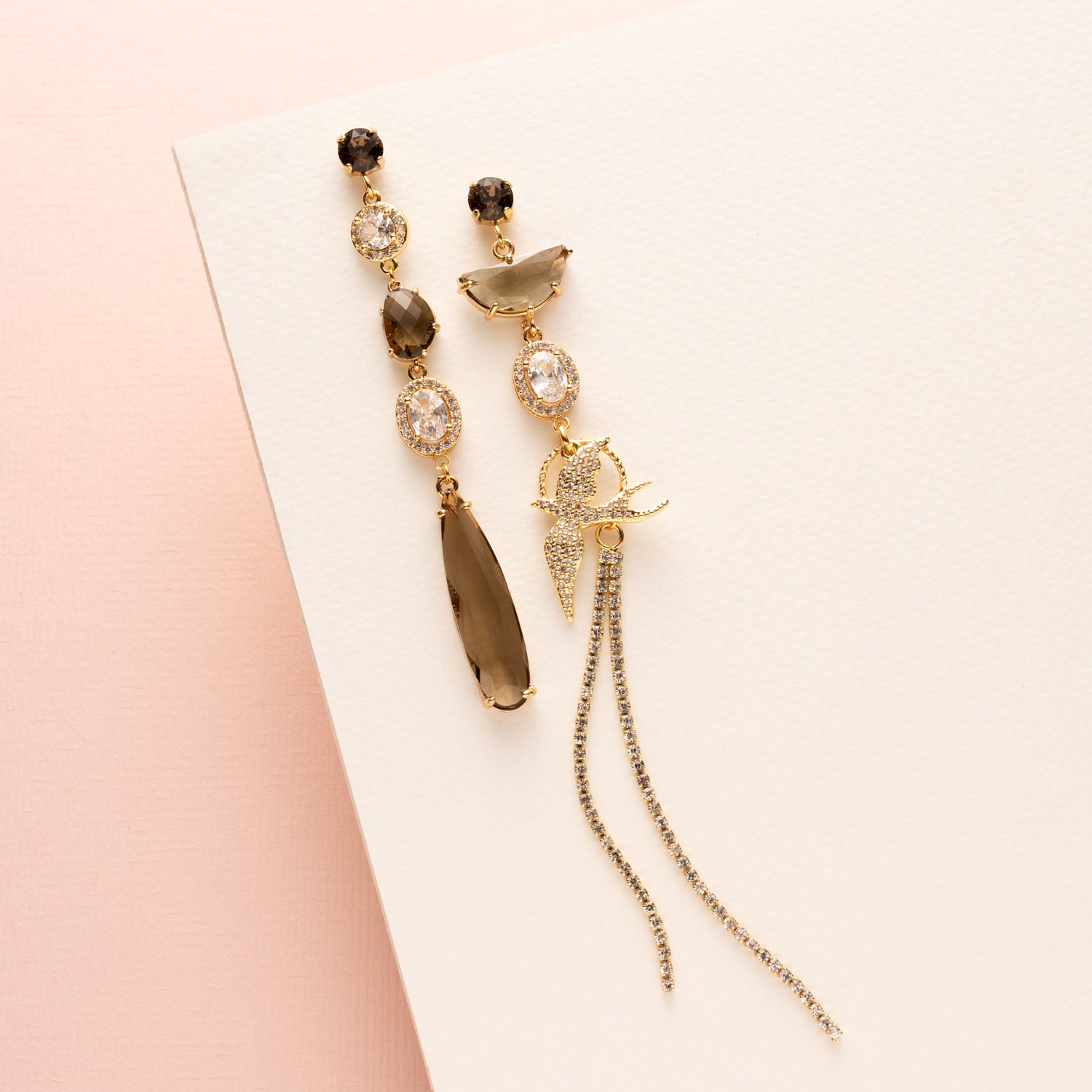 Breng een vleugje dromerige elegantie in je look met Skybird Elegance. Deze asymmetrische statement oorbellen zijn ontworpen voor vrouwen die houden van verfijning met een uniek detail.
De combinatie van Swarovski oorstekers, kristalglas en sprankelende zirkonia stenen zorgt voor een rijke glans, terwijl de zwaluw — sierlijk vormgegeven en volledig bezet met zirkonia — het ontwerp een luchtige, poëtische uitstraling geeft.

De greige/grijs-beige kleurtint maakt de oorbellen bijzonder veelzijdig: zacht, chic