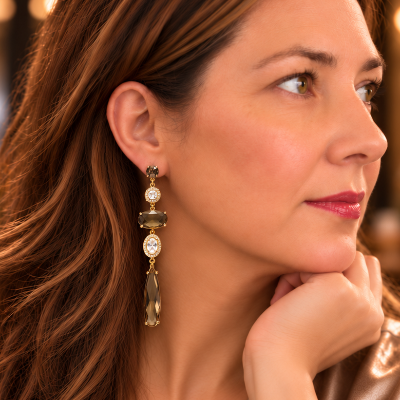 Asymmetrische statement oorbellen goud met Swarovski, kristalglas en zirkonia zwaluw in bruin – Skybird Elegance