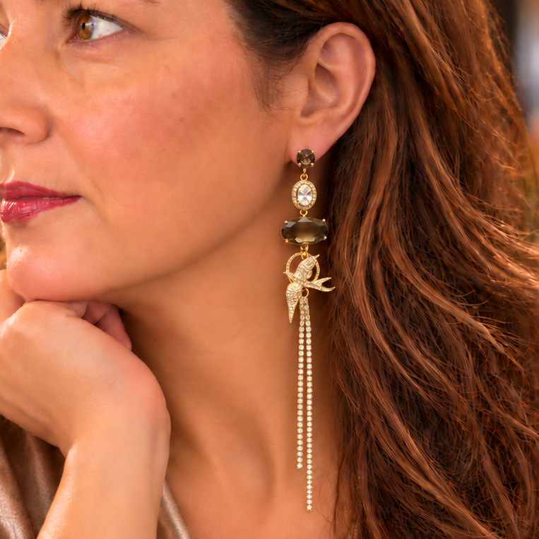 Asymmetrische statement oorbellen goud met Swarovski, kristalglas en zirkonia zwaluw in bruin – Skybird Elegance