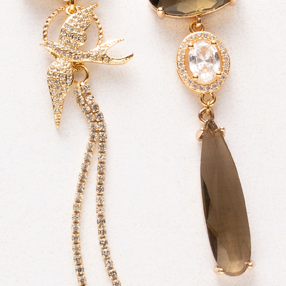 Asymmetrische statement oorbellen goud met Swarovski, kristalglas en zirkonia zwaluw in bruin – Skybird Elegance