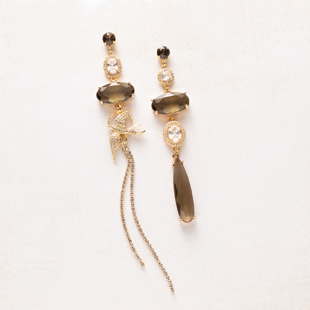 Asymmetrische statement oorbellen goud met Swarovski, kristalglas en zirkonia zwaluw in bruin – Skybird Elegance