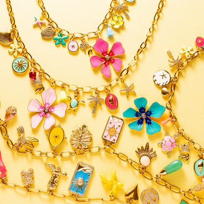 Deze bedelketting heeft een grote, gedurfde bloem in het midden, omringd door tropische bedels zoals een schelp, zeester, palmboom en vis. De kleurrijke elementen geven een zonnige uitstraling, waardoor deze ketting het perfecte accessoire is om een vleugje tropisch paradijs naar je stijl te brengen.