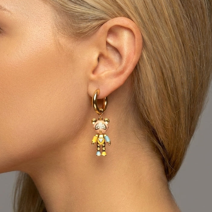 Maak kennis met Robo Bear Emmy: een onweerstaanbare mix van speels en futuristisch ✨ Dit robotbeertje in zachte kleuren steelt moeiteloos de show. Groot, opvallend en heerlijk eigenzinnig. Deze one-piece oorbel is gemaakt voor vrouwen die durven te stralen en hun eigen stijl omarmen